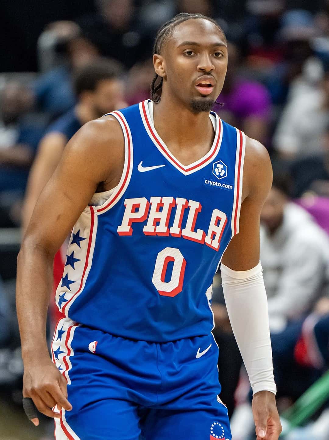 Foto de archivo: Tyrese Maxey, con la camiseta azul número 0 de los Philadelphia 76ers, camina por la cancha durante un partido de la temporada 2025-26