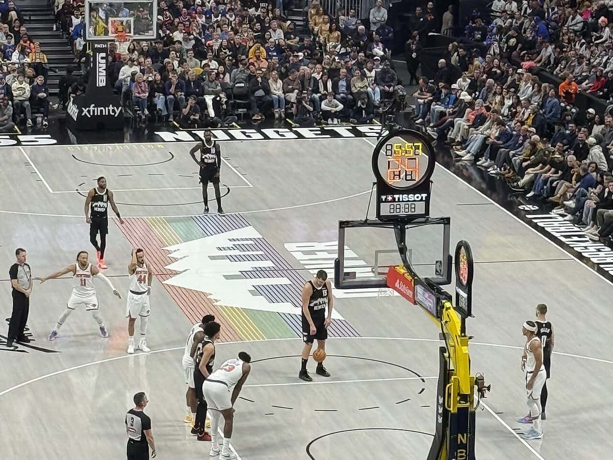 Foto de archivo: vista desde la tribuna de un partido de los Denver Nuggets en el Ball Arena, con los jugadores alineados para un tiro libre y el estadio lleno