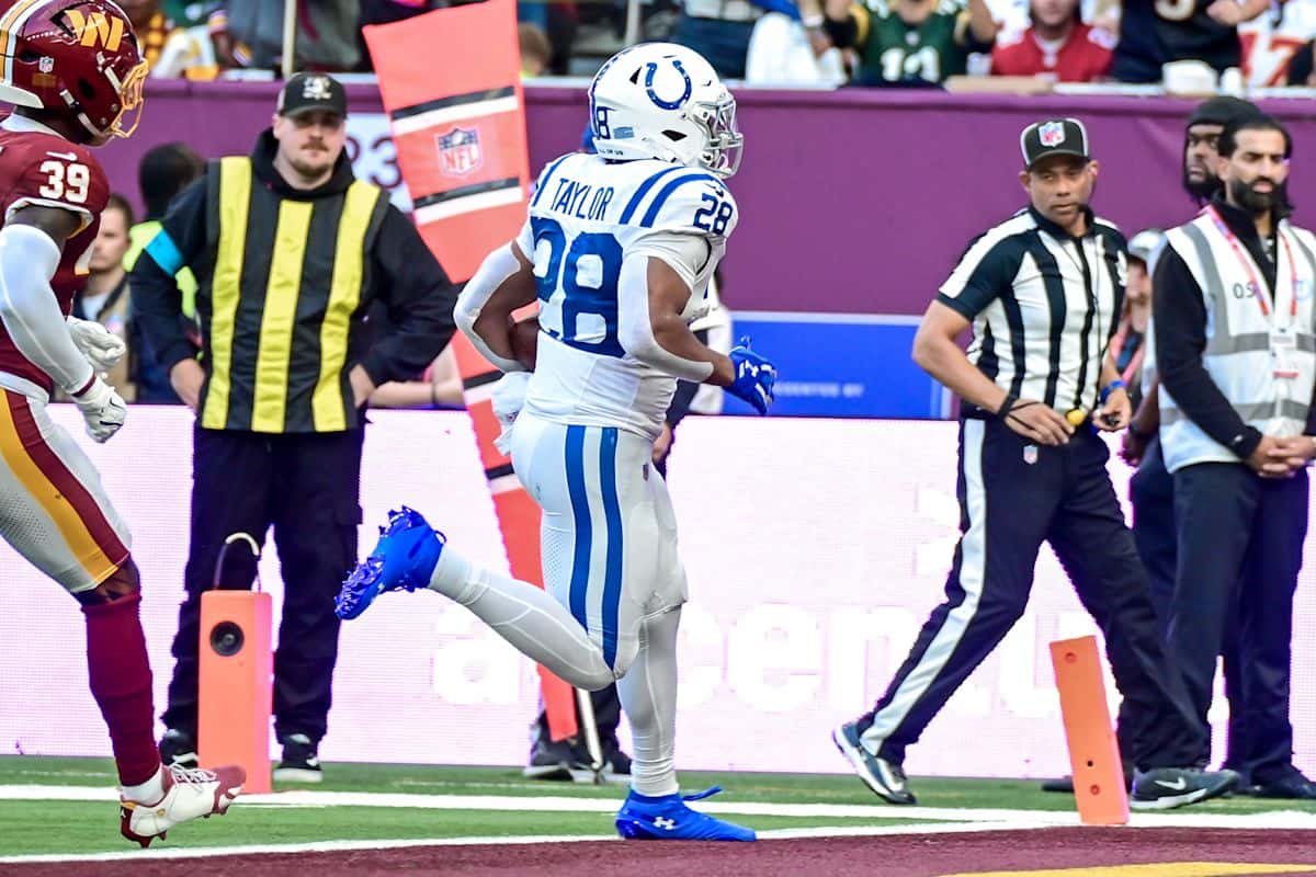 Jonathan Taylor, con el número 28 de los Colts, entra a la zona de anotación ante los Commanders en el Tottenham Hotspur Stadium