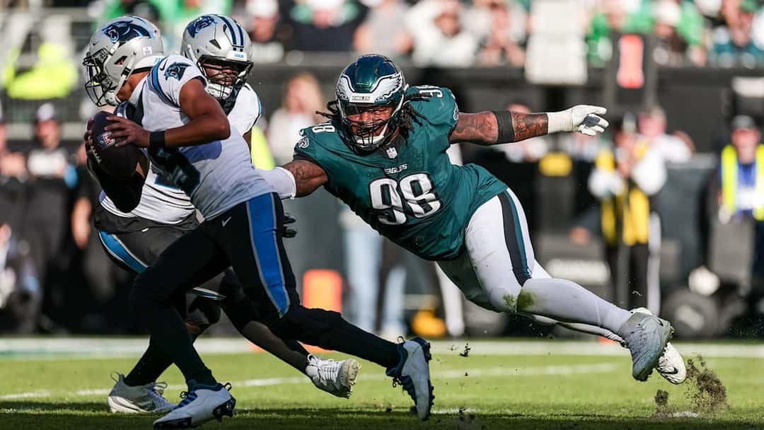 Foto de archivo: Jalen Carter, de los Eagles, con la camiseta verde número 98, se estira para tacklear a un jugador de los Panthers