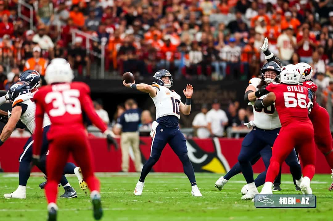 Bo Nix, con la camiseta blanca número 10 de los Broncos, lanza un pase ante la presión de los Cardinals en el State Farm Stadium