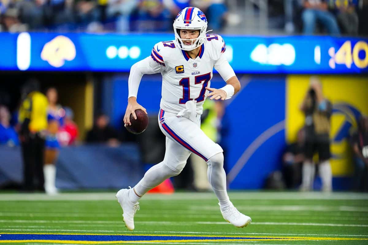 Josh Allen, con la camiseta blanca número 17 de los Bills, corre con la pelota en la mano en el SoFi Stadium