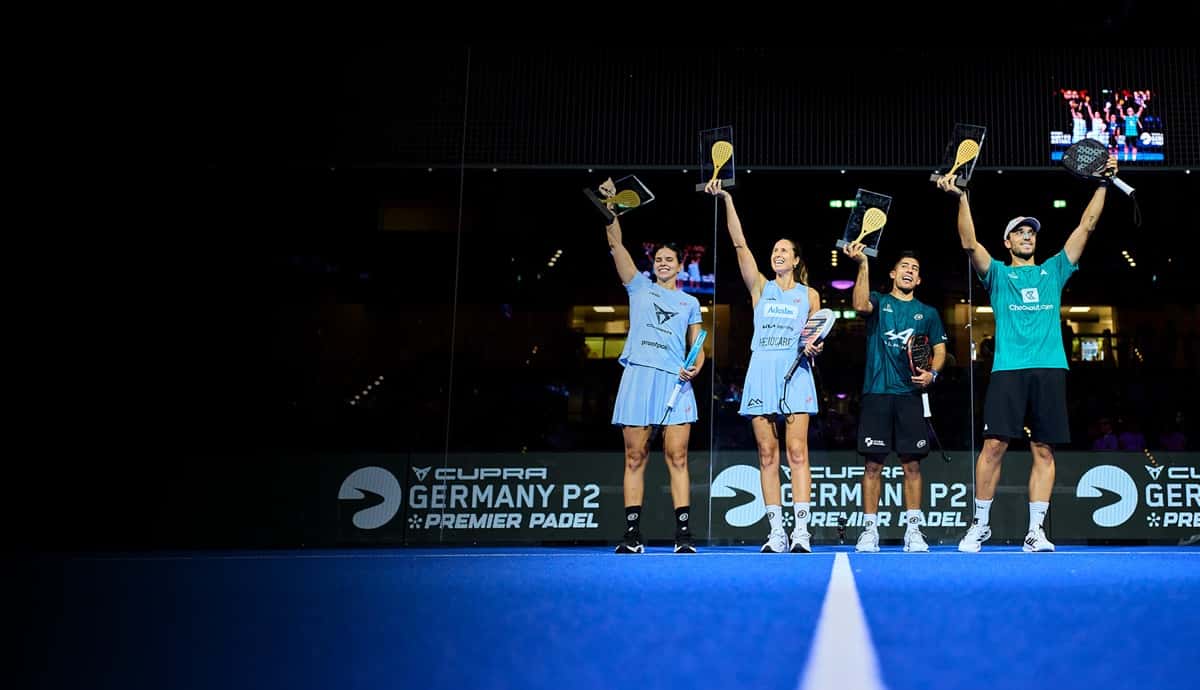 Foto de archivo: Delfi Brea, Gemma Triay, Fede Chingotto y Ale Galán levantan sus trofeos de campeones del Germany Premier Padel P2 2025 en el Castello Düsseldorf