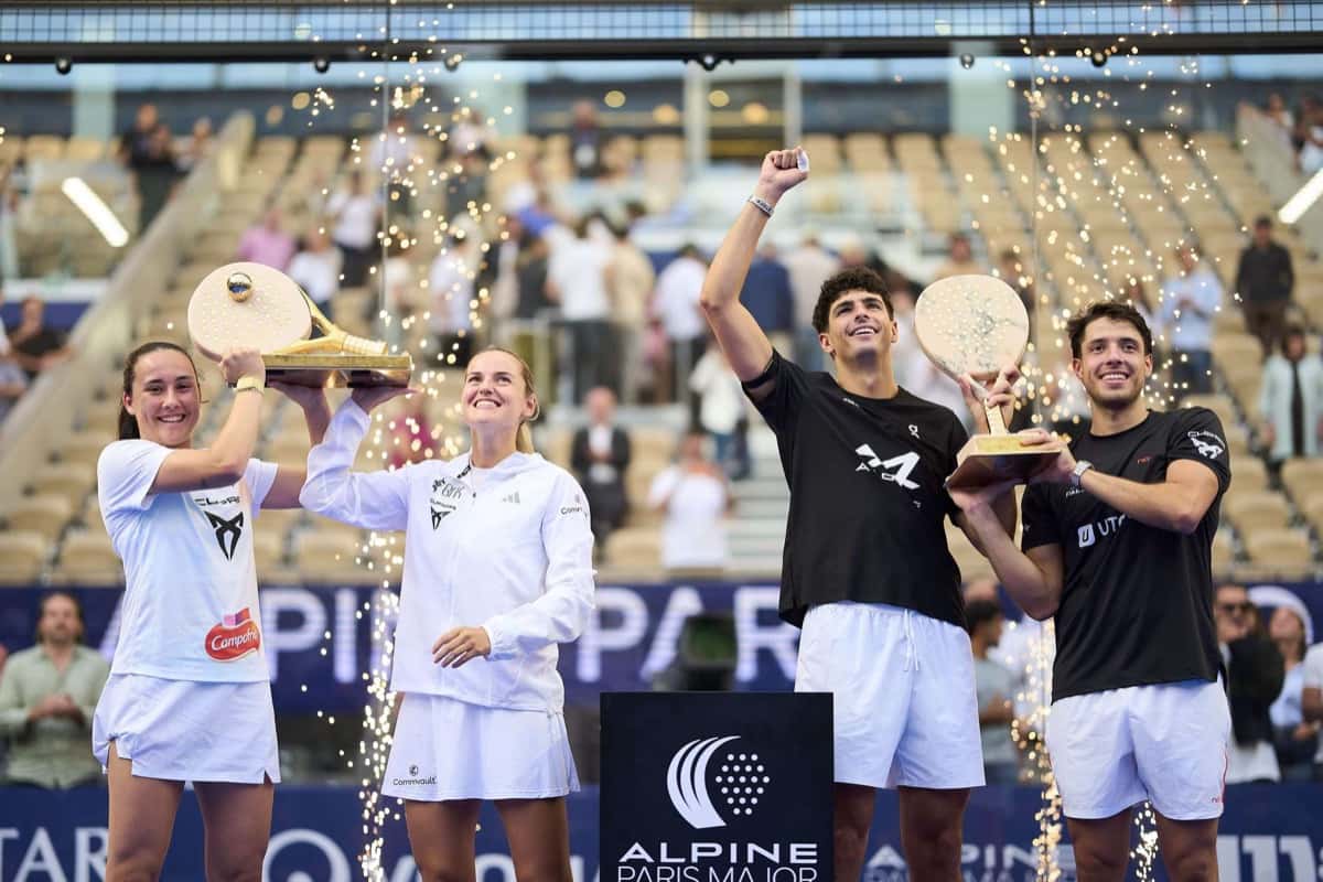 Ari Sánchez, Andrea Ustero, Agustín Tapia y Arturo Coello levantan los trofeos de campeones del Paris Major 2026 en Roland Garros
