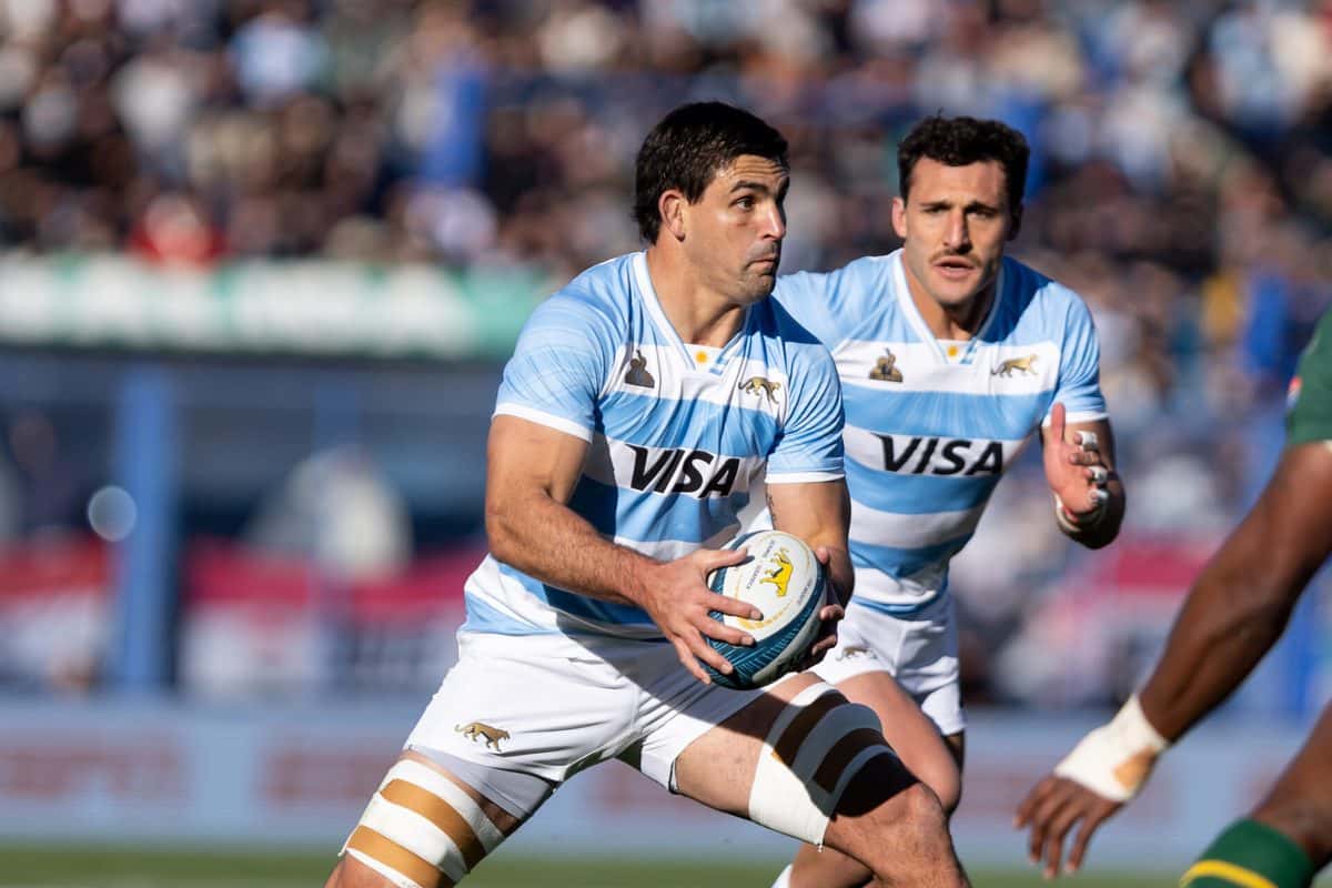 Foto de archivo: dos jugadores de Los Pumas, con la camiseta celeste y blanca, avanzan con la pelota durante un test ante Sudáfrica en Buenos Aires, en 2026