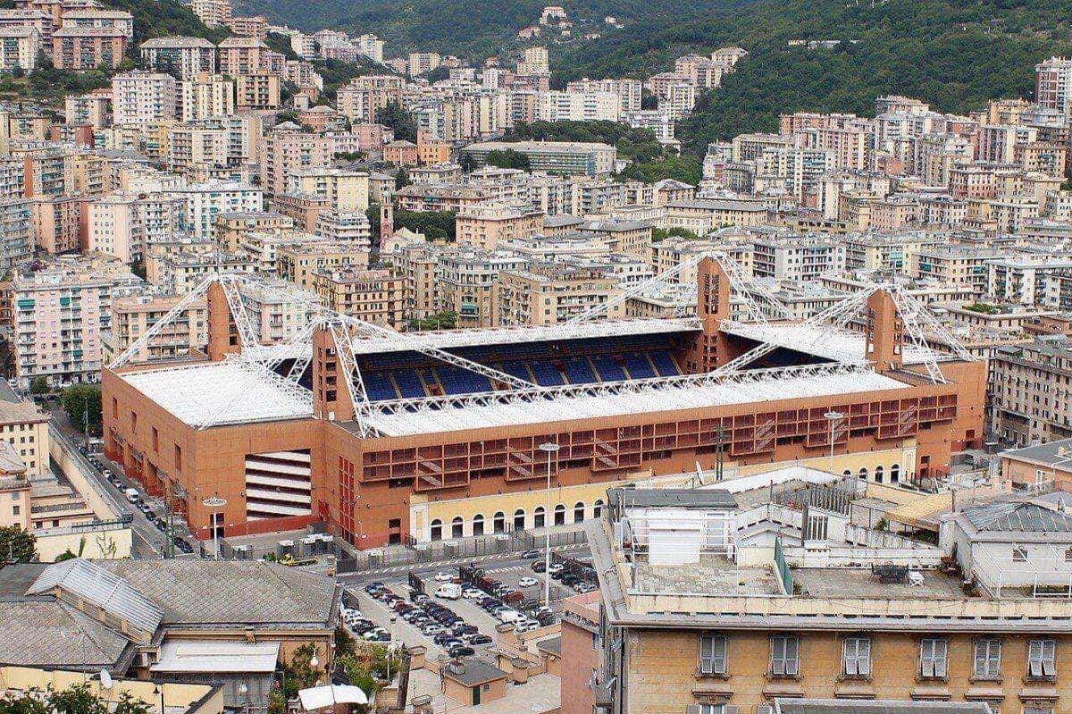 Vista desde lo alto del estadio Luigi Ferraris de Génova, con su estructura roja y techos blancos rodeados de edificios