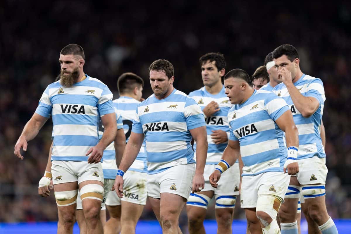 Foto de archivo: jugadores de Los Pumas, con la camiseta celeste y blanca, caminan juntos por la cancha durante un test ante Inglaterra en Londres