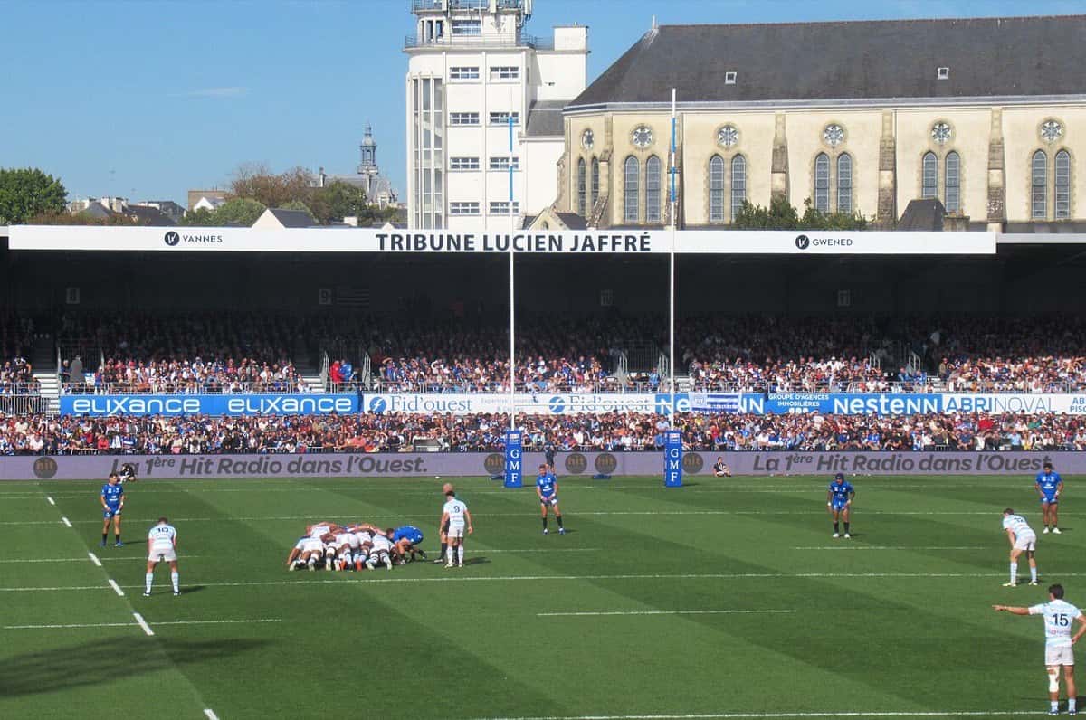 Imagen del estadio: el Vannes, de azul, y el Racing 92, de blanco, en un scrum en el estadio de La Rabine, con la tribuna Lucien Jaffré llena