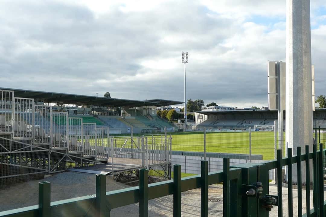 Imagen del estadio: las tribunas y la cancha del estadio de La Rabine, en Vannes, en un día nublado, vistas desde un costado