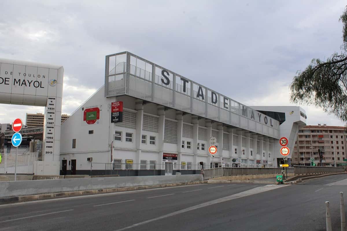 Imagen del estadio: el frente del estadio Mayol, la casa del RC Toulon, con su nombre en letras grandes sobre la tribuna