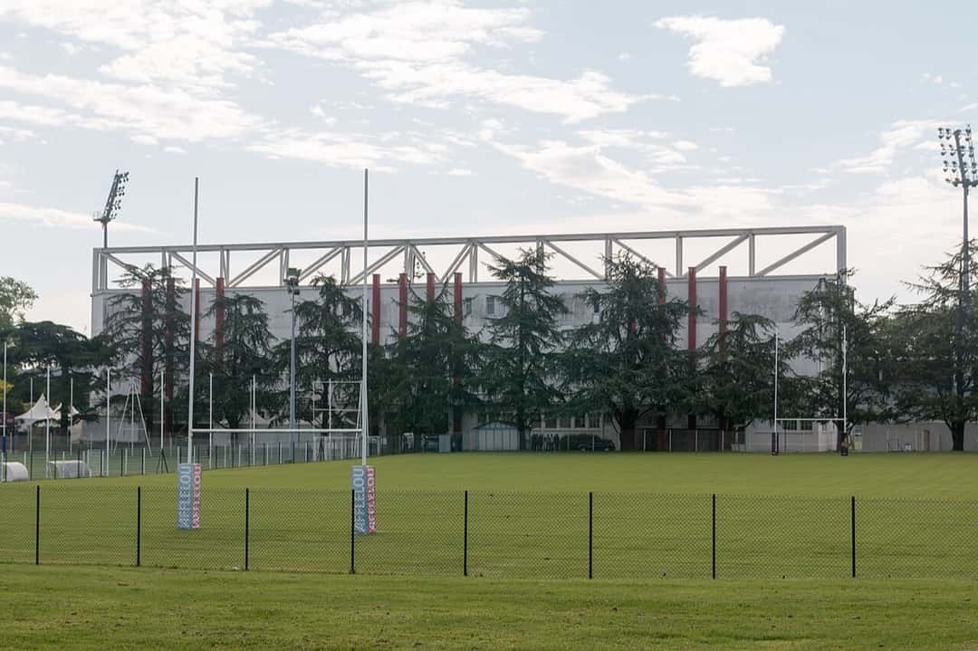 Foto de archivo: la tribuna de honor del estadio Jean Dauger de Bayona, blanca con columnas rojas, vista desde una cancha auxiliar