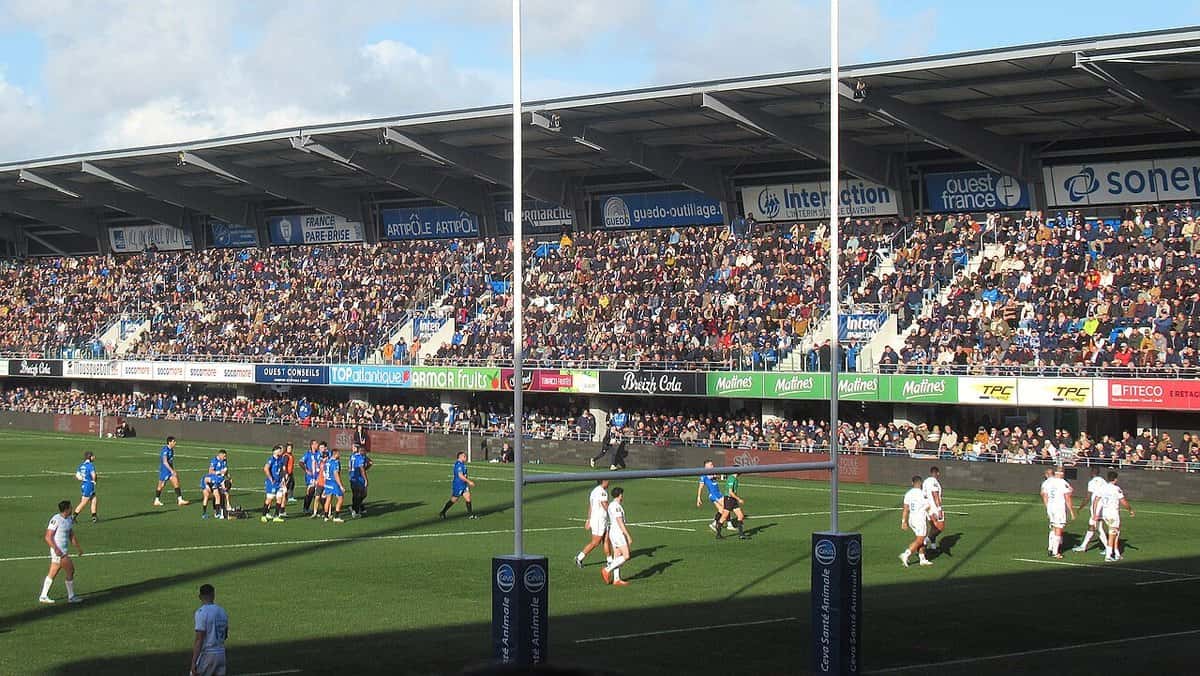Foto de archivo: jugadores del Vannes, de azul, y del Montpellier, de blanco, en la cancha de La Rabine con la tribuna llena, en 2025