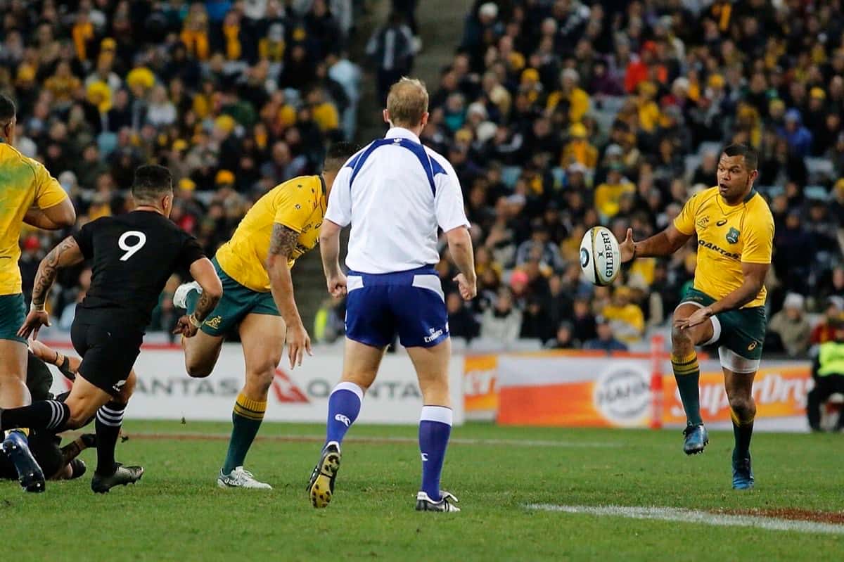 Foto de archivo: Kurtley Beale, con la camiseta dorada de Australia, patea la pelota ante los All Blacks en un test de 2017