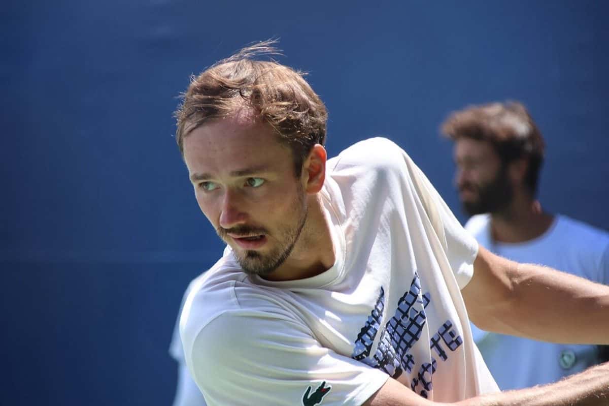 Foto de archivo: Daniil Medvedev, con remera blanca, mira la pelota antes de pegar un revés durante una práctica en Washington