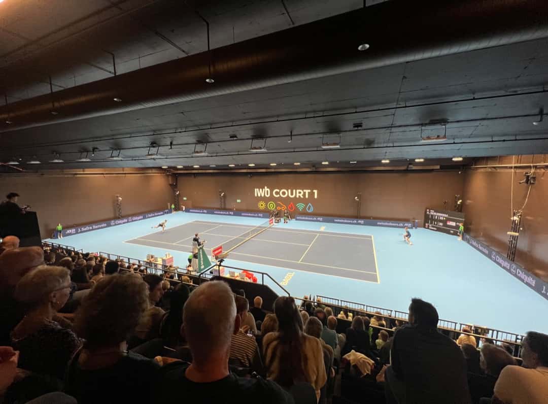Foto de archivo: Jiri Lehecka y Botic van de Zandschulp juegan en la cancha 1 del Swiss Indoors de Basilea, vista desde la tribuna
