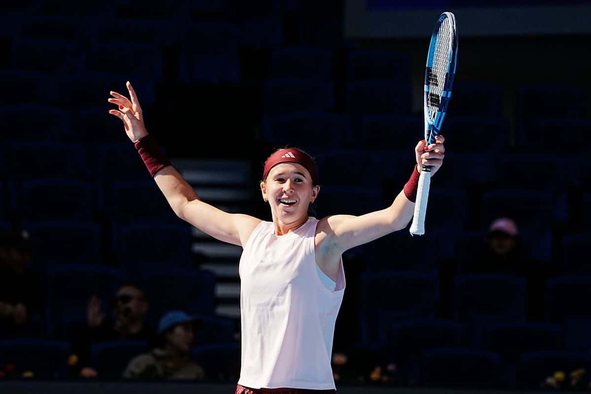 Nikola Bartunkova, con vincha bordó y musculosa rosa, celebra con los brazos en alto tras su partido de tercera ronda del China Open 2026