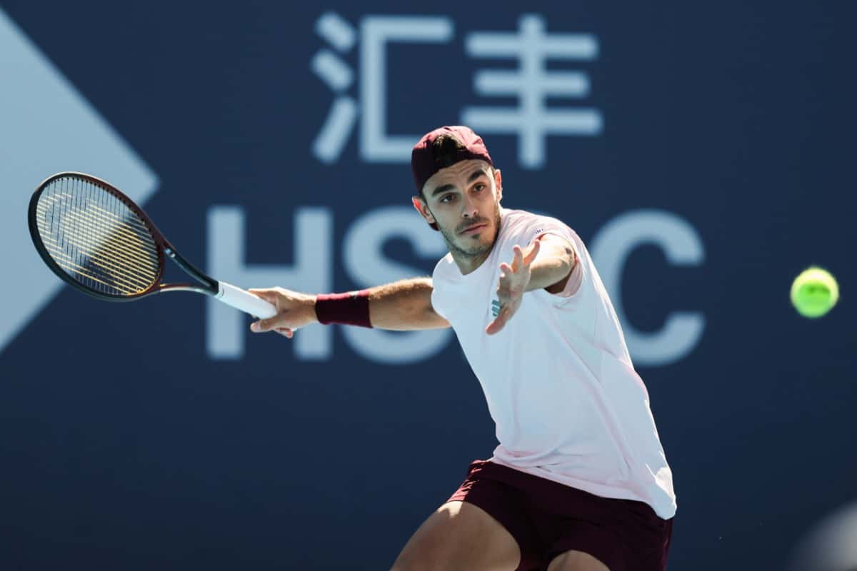 Francisco Cerúndolo con gorra bordó y remera rosa pega una derecha en el China Open 2026