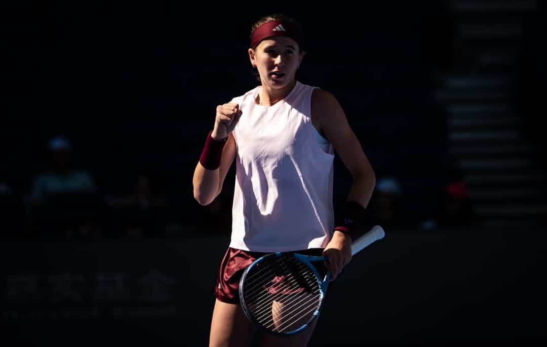 Nikola Bartunkova, con vincha bordó y musculosa rosa clara, aprieta el puño durante su partido de tercera ronda del China Open 2026 (foto de archivo)