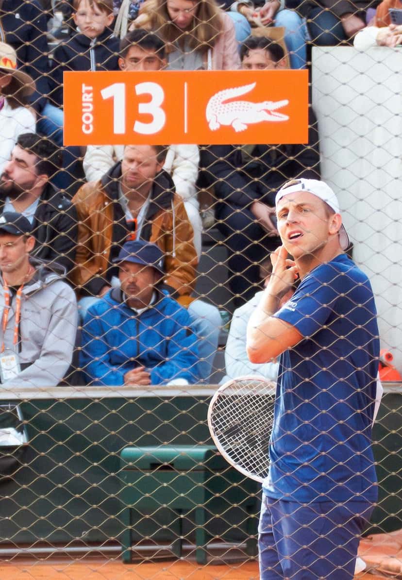 Foto de archivo: Tallon Griekspoor, con remera azul y gorra blanca, mira hacia arriba con la raqueta en la mano detrás del alambrado de la cancha 13 de Roland Garros