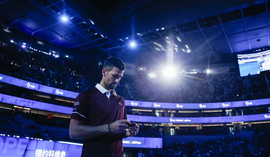Novak Djokovic camina por el estadio principal del China Open bajo las luces de la sesión nocturna