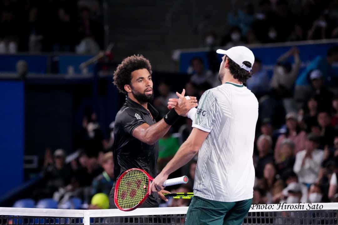 Arthur Fils, de negro, y Valentin Vacherot, con gorra blanca, se dan la mano en la red tras su cuarto de final en el Japan Open