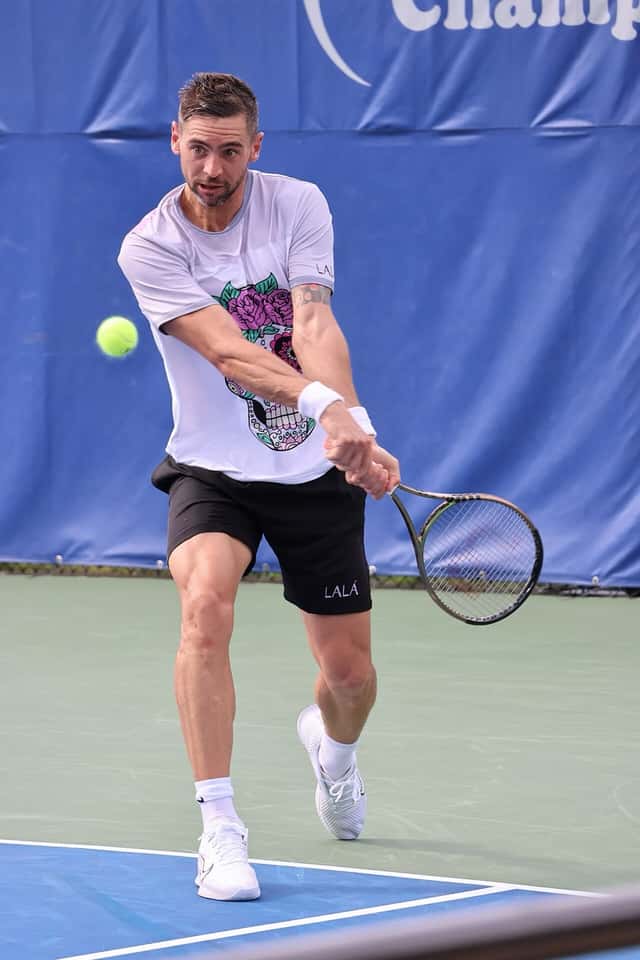 Foto de archivo: Guido Andreozzi, con remera blanca y short negro, le pega un revés en una cancha dura azul