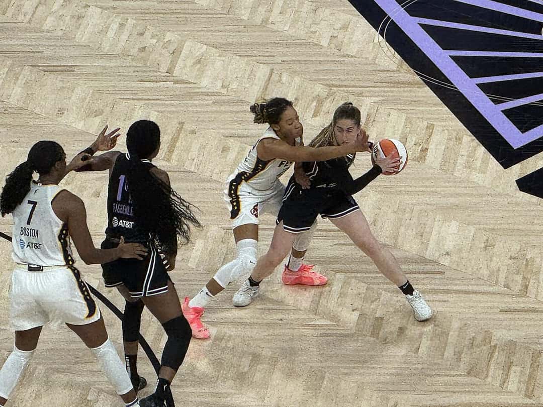 Foto de archivo: una jugadora de las Valkyries, de negro, protege la pelota ante la marca de una rival de Indiana en el Chase Center