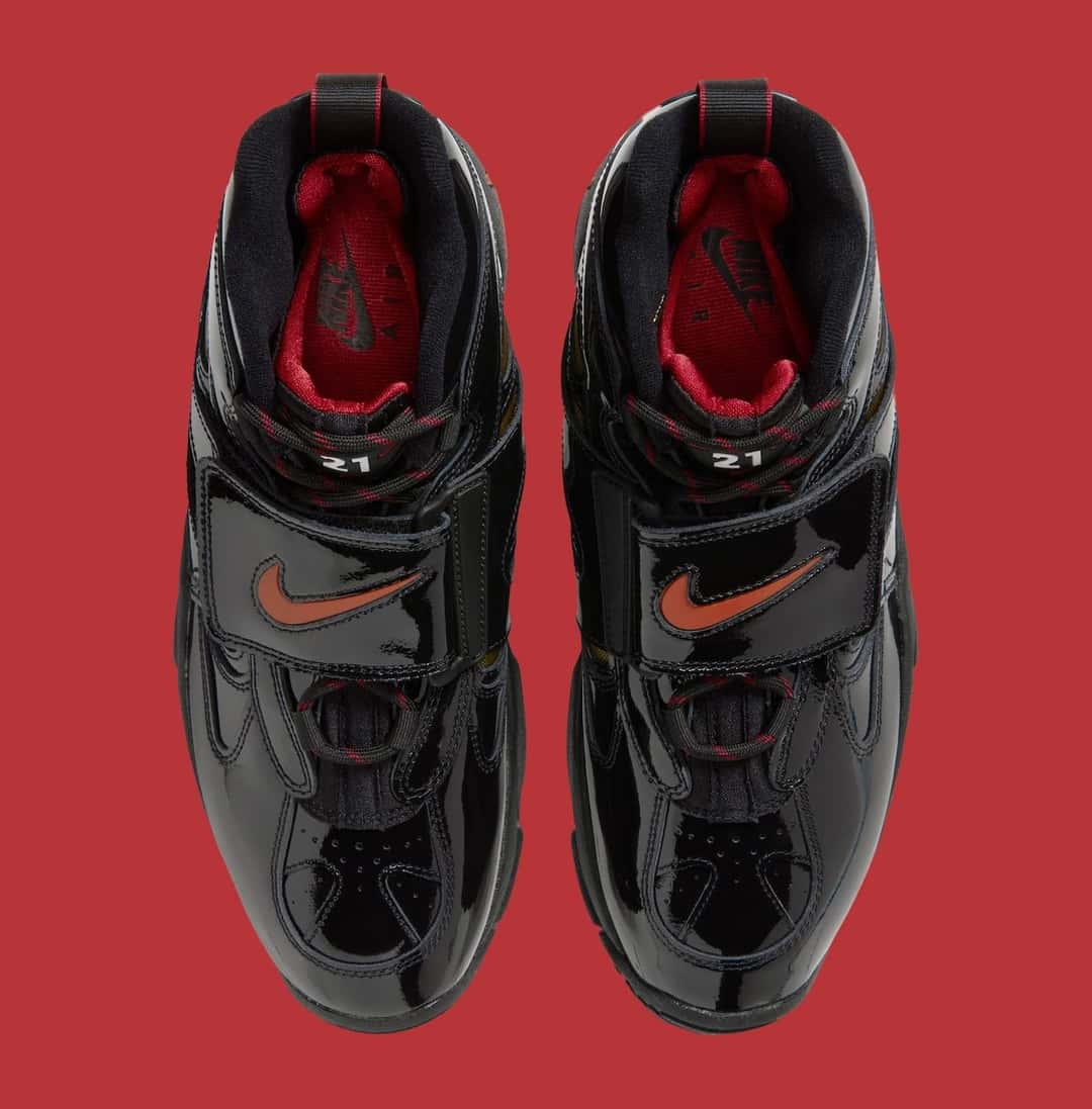 Nike Air Diamond Turf 2 en charol negro vista desde arriba, con la tira del medio del pie, el número 21 en la lengüeta y forro rojo