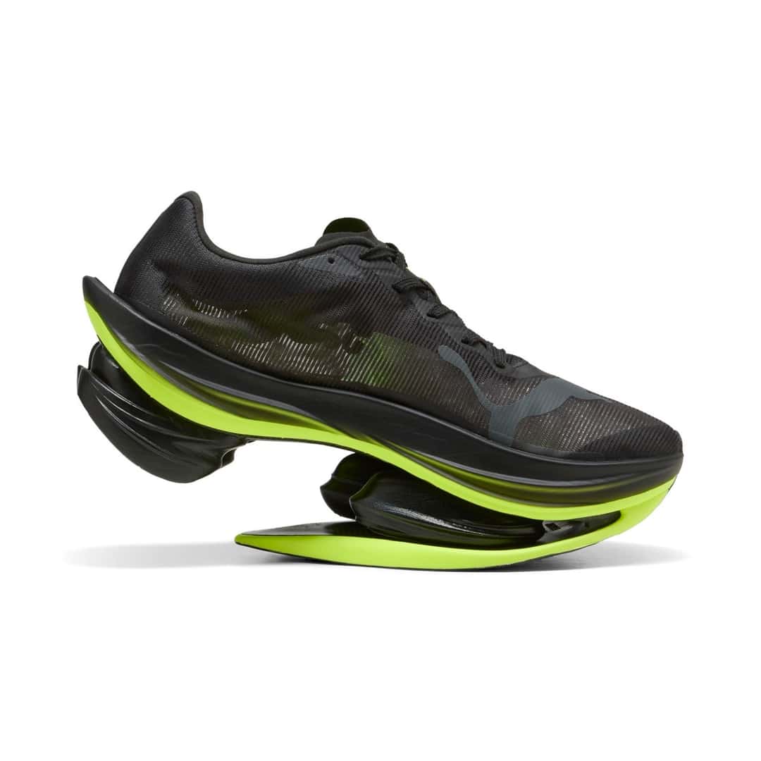 Puma Fast-RB Nitro Elite 2 de perfil sobre fondo blanco, con la entresuela verde lima que se curva hacia arriba en el talón y deja el talón en el aire