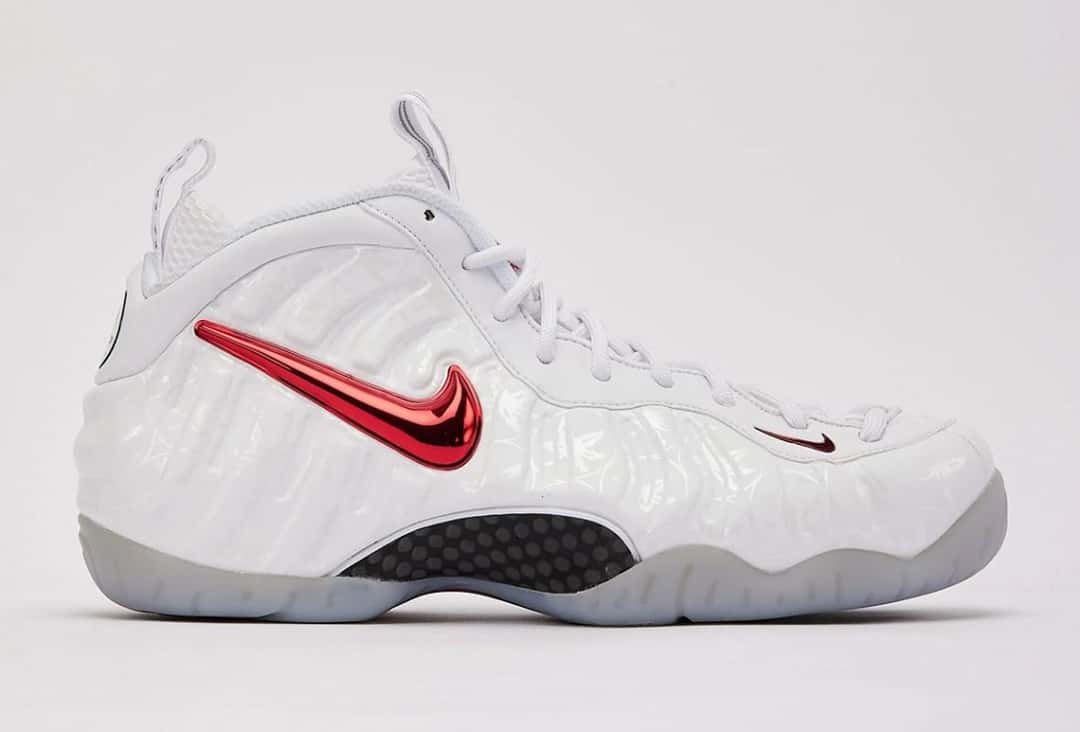 Nike Air Foamposite Pro Ohio State de perfil, blanca con Swoosh rojo metalizado y suela gris translúcida