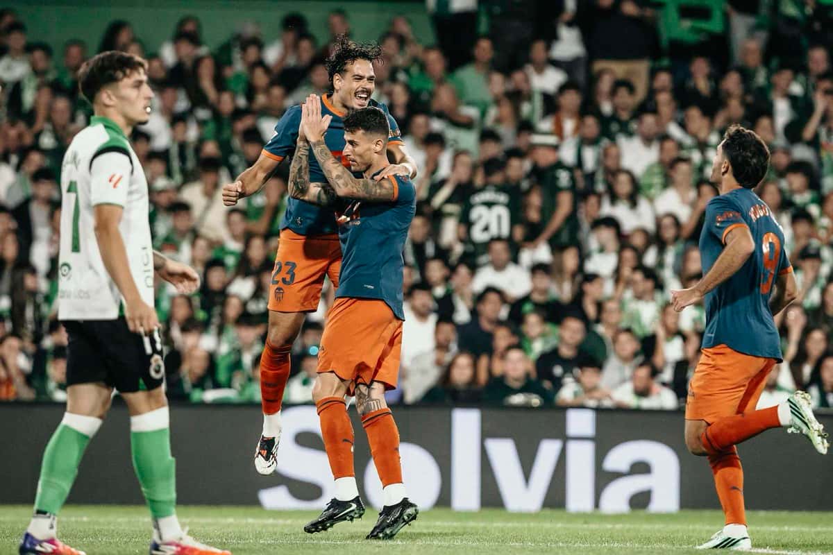 Jugadores del Valencia, con la camiseta azul y el pantalón naranja, festejan uno de sus goles ante Racing en El Sardinero (foto: prensa Valencia CF)