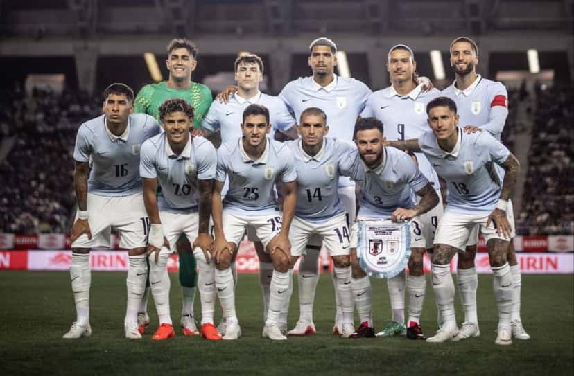 Los once titulares de Uruguay posan con la camiseta celeste clara antes del amistoso ante Japón