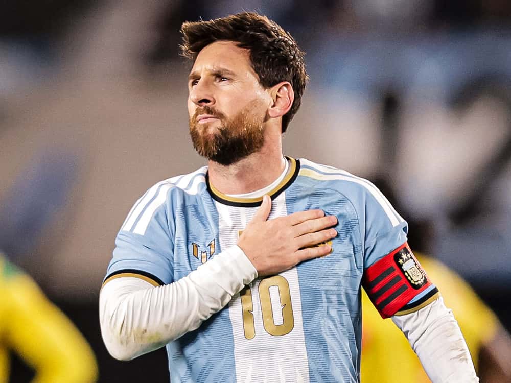 Lionel Messi, con la camiseta especial de su despedida y la cinta de capitán, se lleva la mano al pecho en el Monumental durante el partido ante Benín (foto: prensa oficial de la AFA)