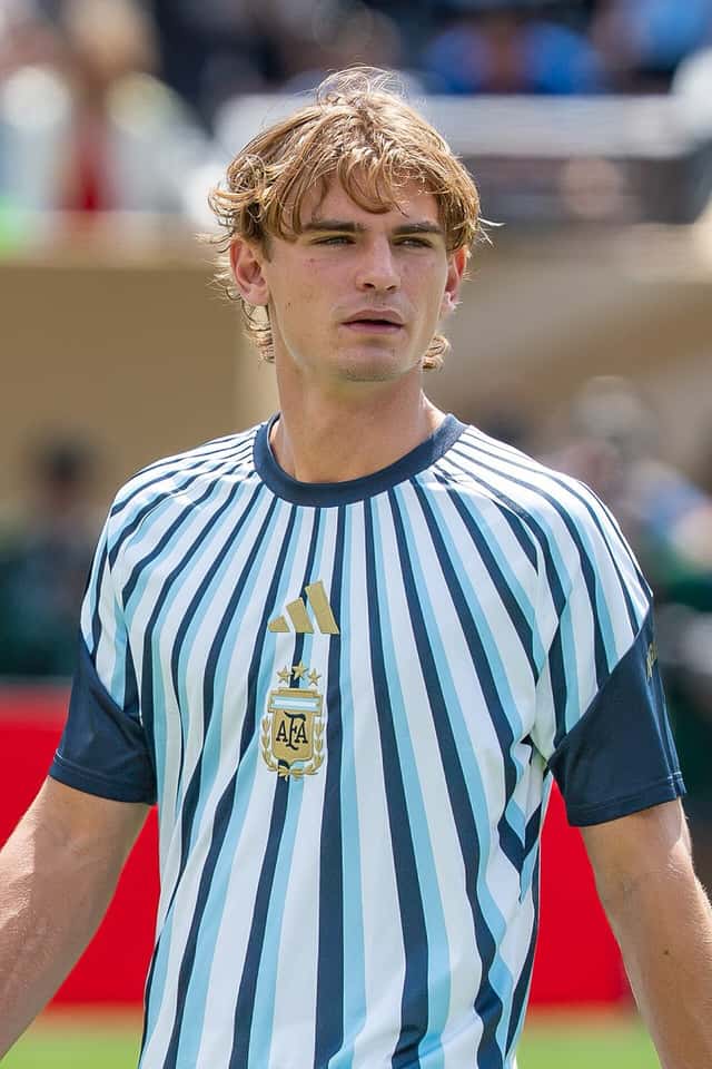 Nico Paz, con la camiseta titular de la Selección argentina, en la previa de un partido; foto de archivo de la final del Mundial 2026 (foto: Bryan Berlin, Wikimedia Commons, licencia CC BY-SA 4.0)