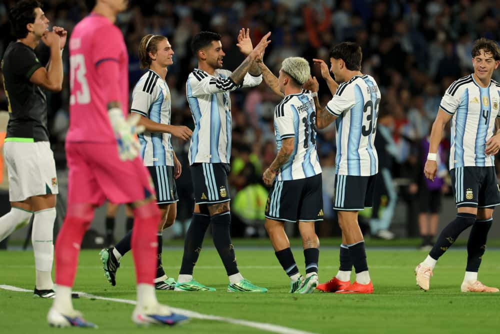 Jugadores de la Selección Argentina se saludan tras un gol ante Bolivia en el estadio Mario Alberto Kempes de Córdoba