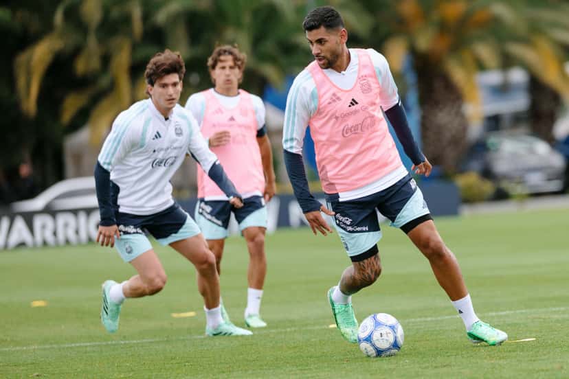 Cristian Romero conduce la pelota en un entrenamiento de la Selección Argentina en Ezeiza