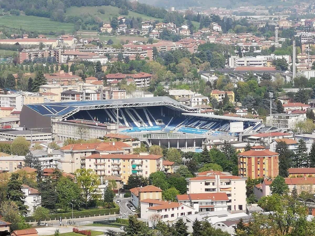 Vista desde lo alto de Bergamo del estadio del Atalanta, con sus tribunas azules y negras en medio de la ciudad; foto de archivo de abril de 2021 (foto: Saggittarius A, Wikimedia Commons, licencia CC BY-SA 4.0)