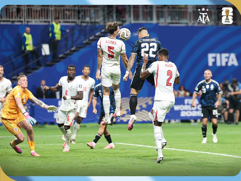 Lautaro Martínez cabecea para el 2-1 de Argentina ante Inglaterra en la semifinal del Mundial 2026