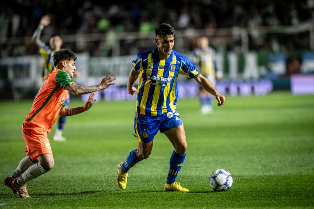 Un jugador de Rosario Central, con la camiseta azul y amarilla, avanza con la pelota perseguido por un futbolista de Banfield en el estadio Florencio Sola, durante el empate 1-1 del lunes 5 de octubre. Foto difundida por Rosario Central