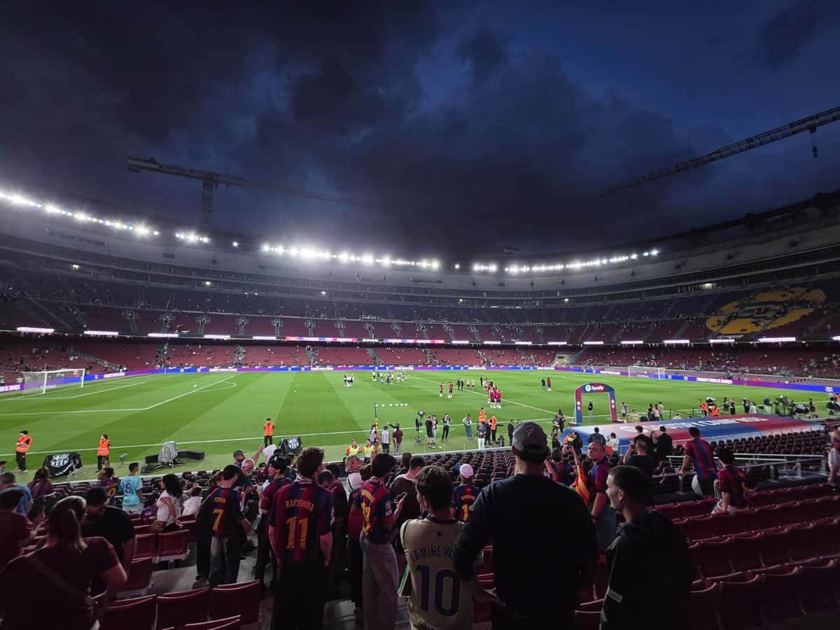 El interior del Spotify Camp Nou de noche, con las tribunas en obra, las grúas sobre el techo y la cancha iluminada antes de un partido del Barcelona; foto de archivo de septiembre de 2026 (foto: Elad Eisenhammer, Wikimedia Commons, licencia CC BY 4.0)