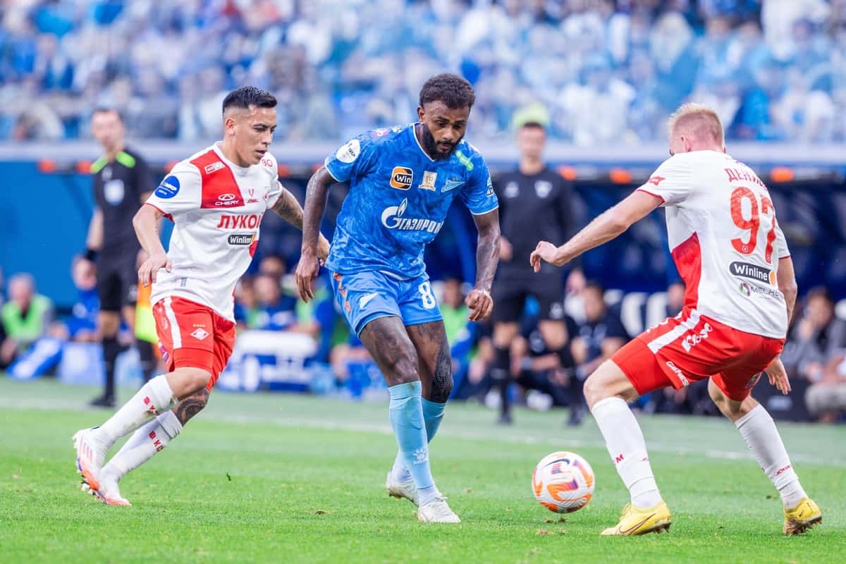 Esequiel Barco, con la camiseta blanca y roja de Spartak de Moscú, sigue la jugada ante un futbolista de Zenit en el Gazprom Arena. Foto de archivo de agosto de 2024, difundida por Zenit