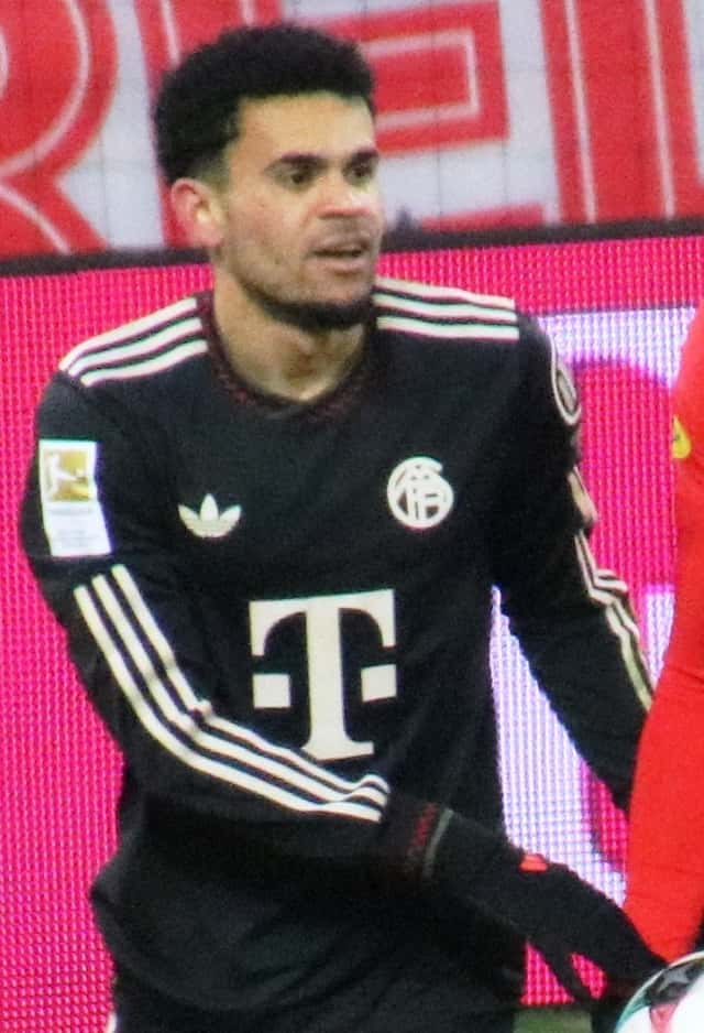 Luis Díaz con la camiseta negra del Bayern Múnich durante un amistoso en Salzburgo; foto de archivo de enero de 2026 (foto: Werner100359, Wikimedia Commons, licencia CC BY-SA 4.0)