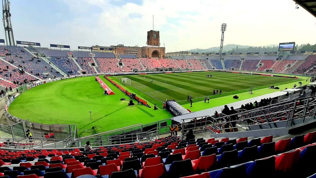 El estadio Renato Dall'Ara de día, con su torre de ladrillo al fondo, en febrero de 2020; foto de archivo (foto: Beric Dondarrion, Wikimedia Commons, licencia CC BY-SA 4.0)