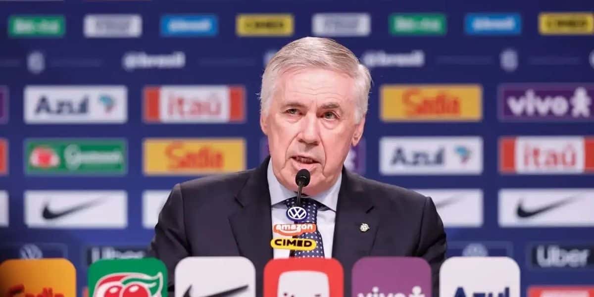 Carlo Ancelotti, técnico de la selección de Brasil, de saco oscuro, habla frente a varios micrófonos en la conferencia de prensa en la que anunció la lista para los amistosos con Japón y Singapur, el jueves 29 de octubre de 2026 (foto: Rafael Ribeiro, prensa CBF)