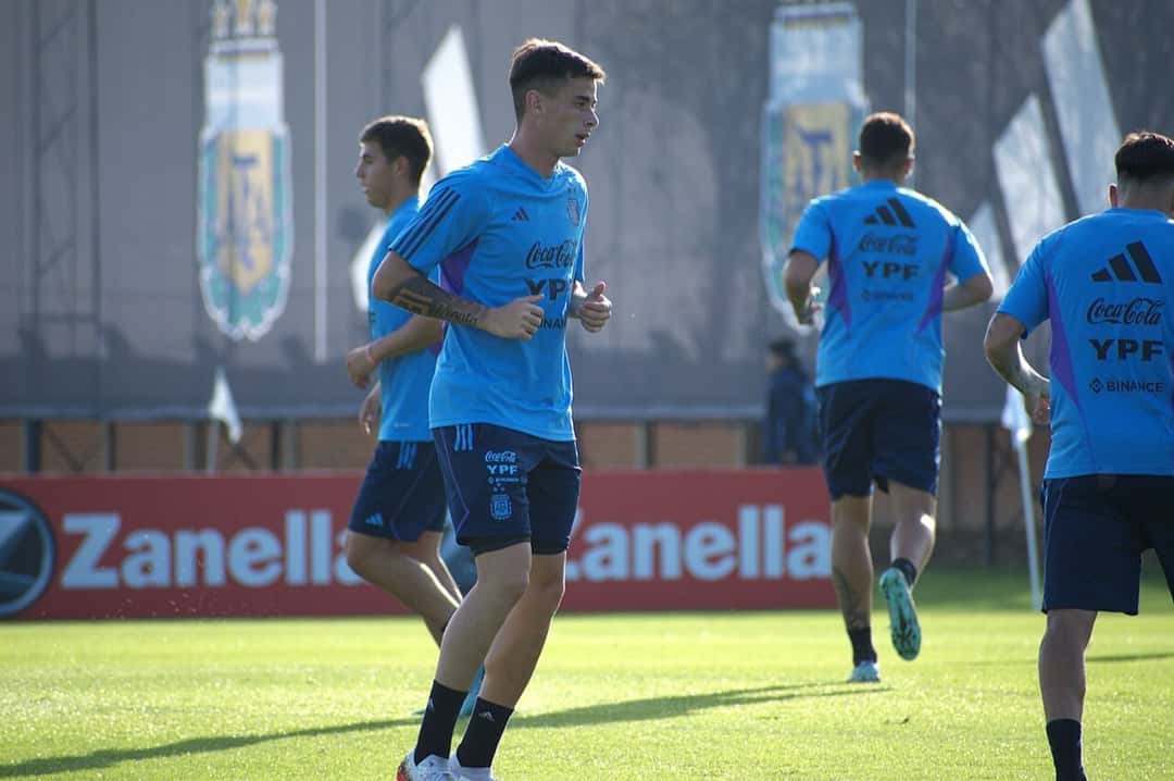 Valentín Gómez, con la ropa de entrenamiento celeste de la Selección argentina, durante una práctica de la Sub-20; foto de archivo de mayo de 2023 (foto: BugWarp, Wikimedia Commons, licencia CC BY-SA 4.0)