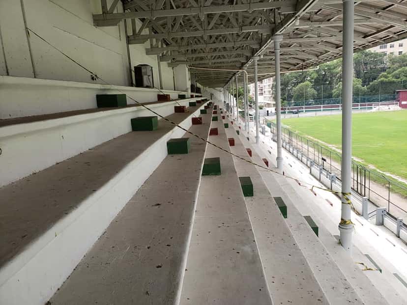 Las tribunas del estadio de Laranjeiras, la casa histórica de Fluminense, con el techo de estructura metálica y la cancha al costado; foto de archivo de 2020 (foto: Alexandre M. B. Berwanger, Wikimedia Commons, licencia CC BY-SA 4.0)