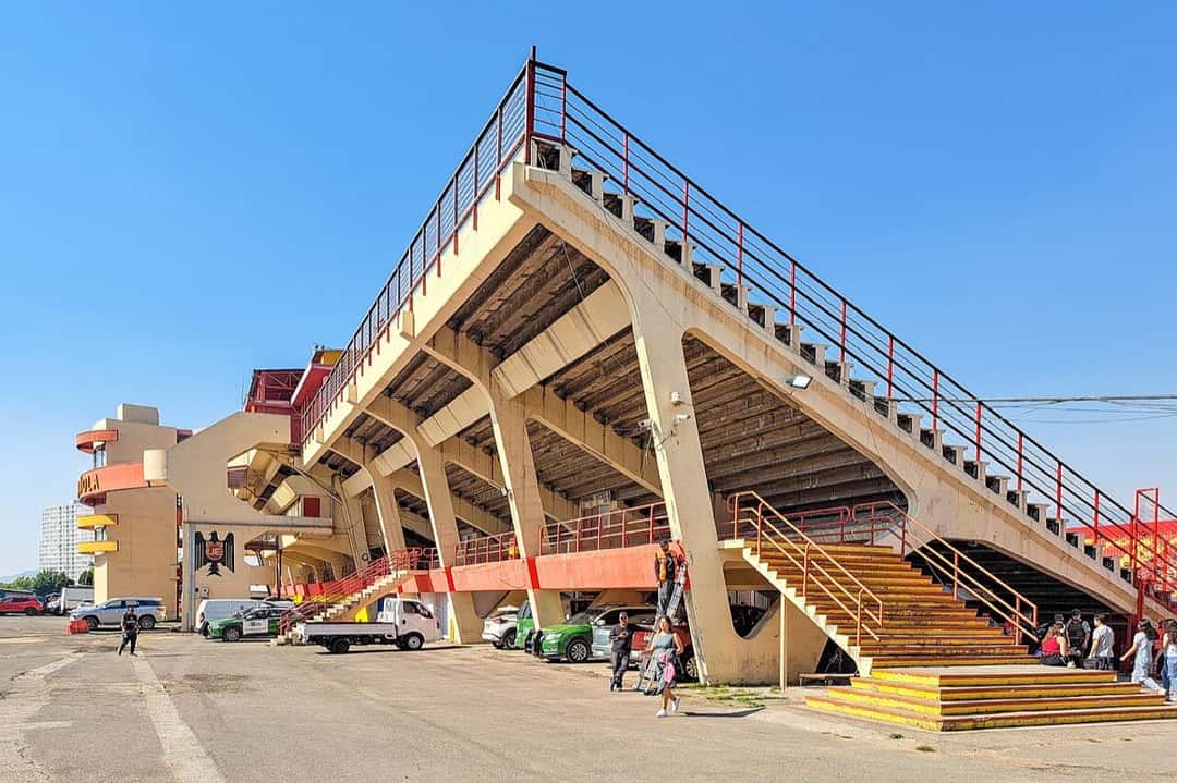 La tribuna del estadio Santa Laura, en Independencia, Santiago, vista desde afuera, con su estructura de hormigón y las escaleras de acceso; foto de archivo de diciembre de 2023 (foto: Carlos yo, Wikimedia Commons, licencia CC BY-SA 4.0)