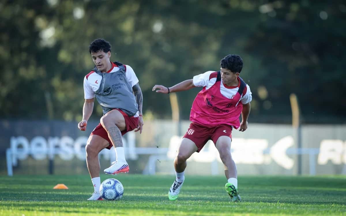 Dos jugadores de Estudiantes de La Plata, con pecheras de entrenamiento, disputan la pelota en una práctica del plantel difundida por el club en la semana del partido ante Gimnasia de Mendoza