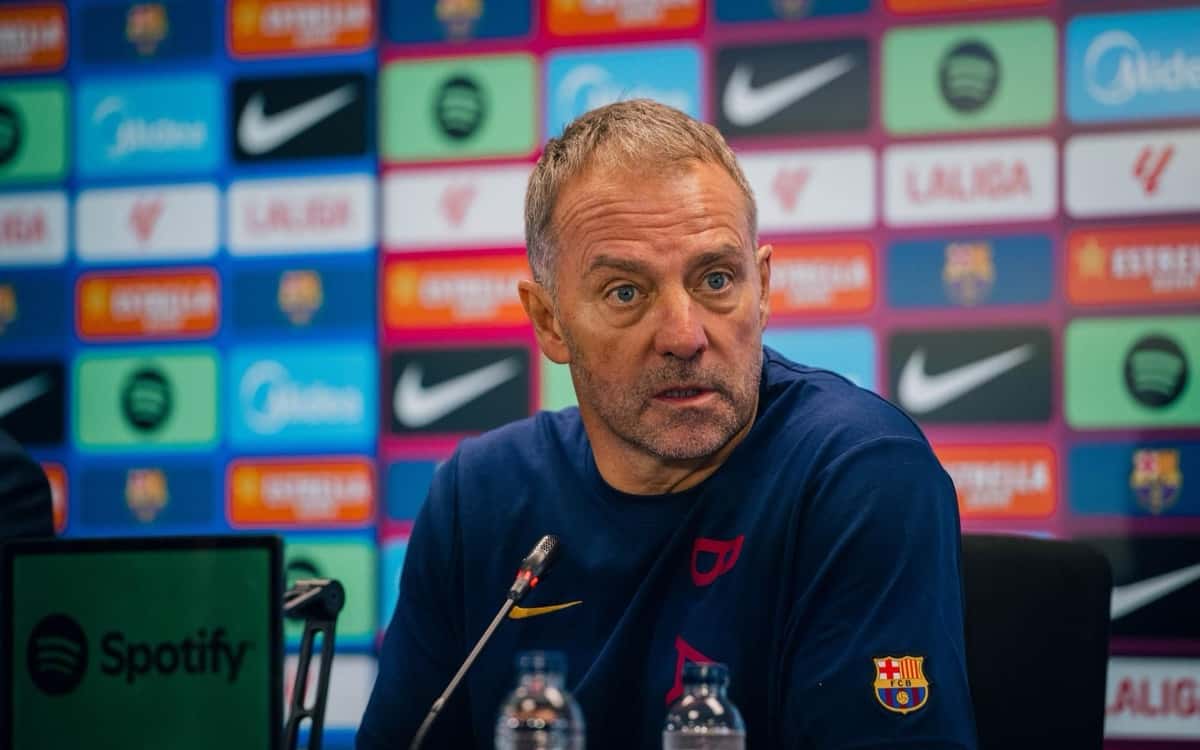 Hansi Flick, con buzo azul del Barcelona, responde preguntas en la conferencia de prensa previa al Clásico del sábado 24 de octubre (foto: FC Barcelona)