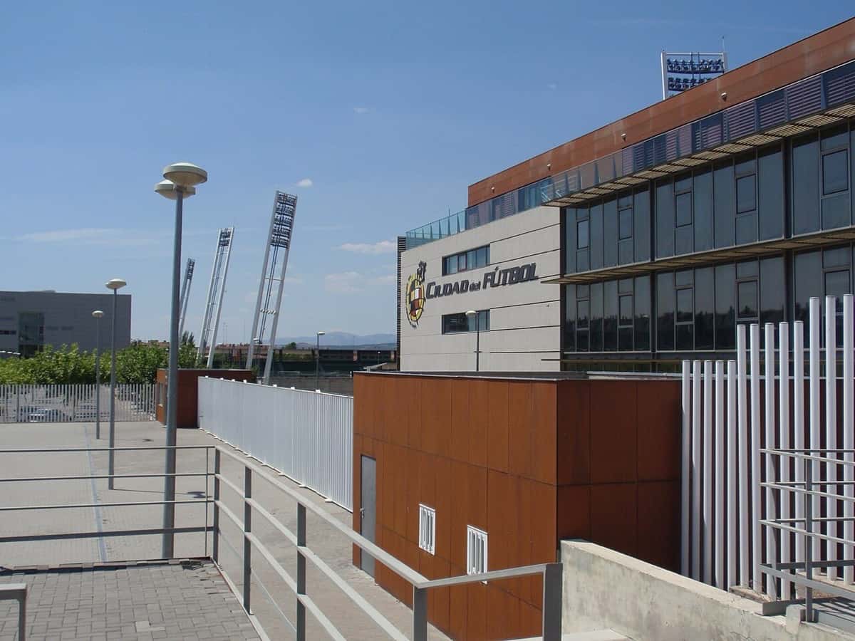 Edificio de la Ciudad del Fútbol de la Real Federación Española de Fútbol en Las Rozas, Madrid, con el escudo y el nombre en la fachada (foto de archivo: Roberto, Wikimedia Commons, CC BY-SA 3.0)